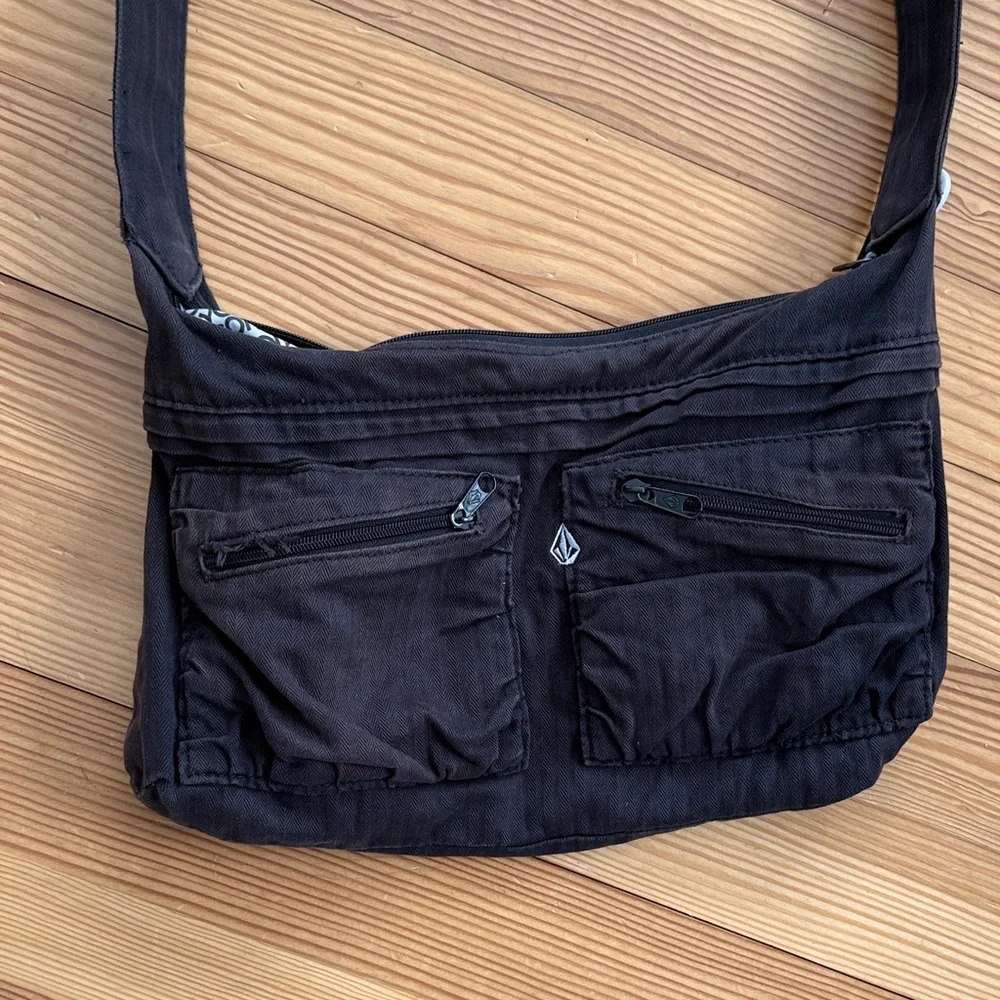 black Volcom crossbody bag preloved - Picture 2 of 6